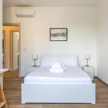 Hostly The Alpi Grand Perugia